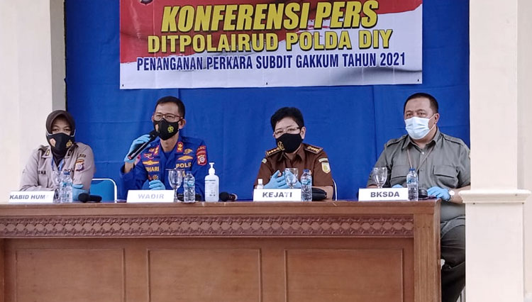 pedagang satwa yang dilindungi c