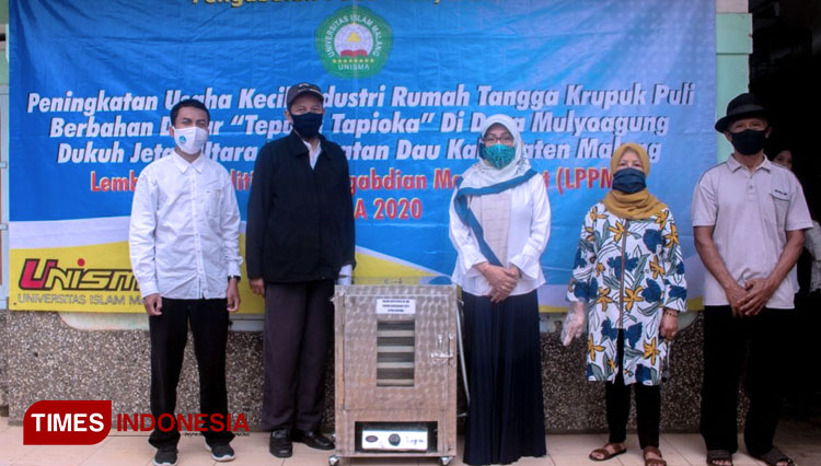 Serah Terima Alat Pengering Krupuk kepada Industri Rumah Tangga (IRT) MI’AH di Desa Mulyoagung. (FOTO: AJP TIMES Indonesia)