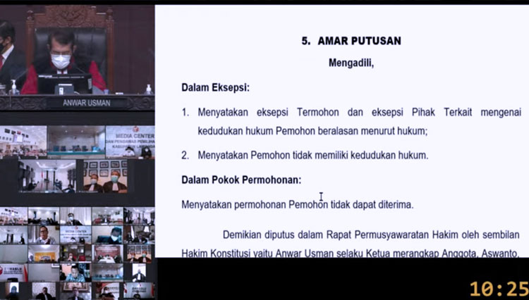 Ketua MK, Anwar Usman, membacakan putusan gugatan Pilbup Lamongan, dalam sidang yang disiarkan langsung melalui chanel Youtube milik MK, Rabu (17/2/2021). (FOTO: Tangkapan layar Youtube MK)