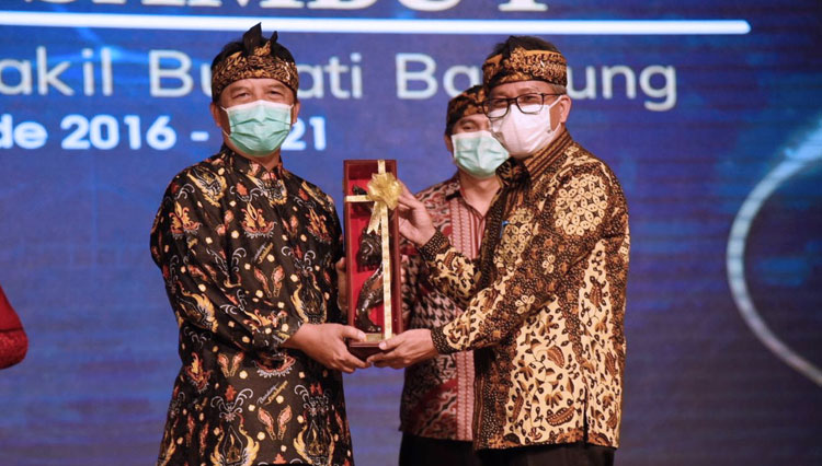 Bupati Bandung Dadang M. Naser menyerahkan kepemimpinan kepada Plh Bupati Bandung A. Tisna Umaran, di Gedong Budaya Sabilulungan (GBS) Soreang, Rabu (17/2/21). (FOTO: Humas Pemkab for TIMES Indonesia)