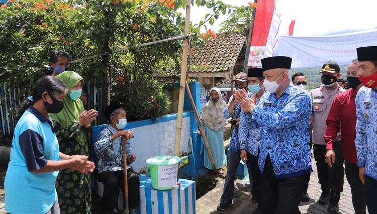 Bupati Malang Abah Sanusi ketika berinteraksi dengan masyarakat ketika monitoring PPKM Mikro. (Foto : Humas Pemkab Malang for TIMES Indonesia)