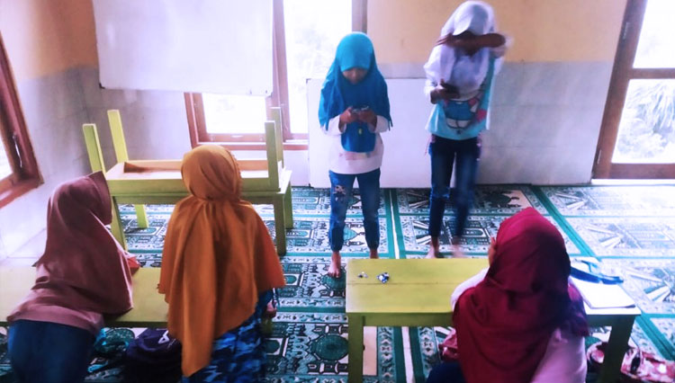 Anak-anak belajar sastra yang dibimbing mahasiswa KKN Undip, Wandani di Kecamatan Getasan, Kabupaten Semarang, Rabu (17/2/2021). (Foto: Dok Undip)