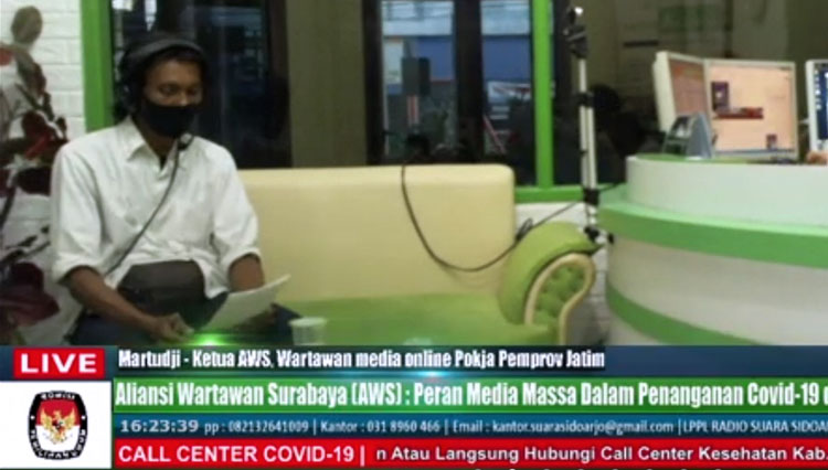 Ketua Aliansi Wartawan Surabaya (AWS) Martudji saat mengisi materi dalam webinar bertajuk 'Peran Media Dalam Penanganan Pandemi Covid-19' secara virtual dan disiarkan secara langsung oleh YouTube Suara Sidoarjo, Rabu (17/2/2021). (foto: Tangkapan Layar)