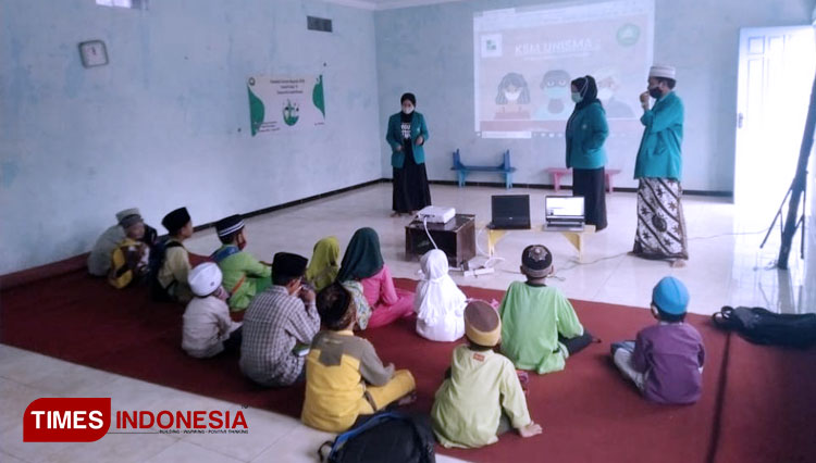 Kegiatan mengajar di TPQ Nurul Muttaqin Lemah Duwur oleh Mahasiswa KSM Unisma. (FOTO: AJP TIMES Indonesia)