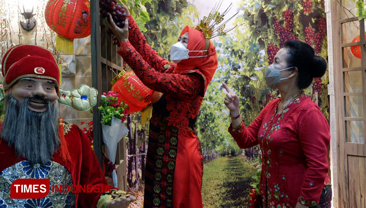 Ketua TP PKK Kota Malang, Widayati Sutiaji, memetik buah anggur disaksikan Mall Director Matos Fifi Trisjanti. (Foto: Naufal Ardiansyah/TIMES Indonesia)