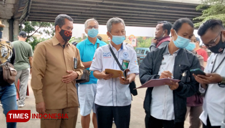 Petugas PN Kota cirebon dan beberapa unsur lakukan kostatering sengketa tanah ahli waris Sultan Sepuh XI. (Foto: Dede Sofiyah/Times Indonesia)