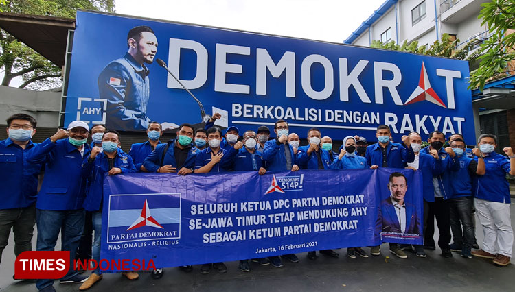 Partai Demokrat Jawa Timur  (Jatim) melakukan deklarasi kesetiaannya terhadap Agus Harimurti Yudhoyono (AHY) di Kantor DPP Demokrat, Jakarta Pusat. (FOTO: Moh Ramli/TIMES Indonesia)