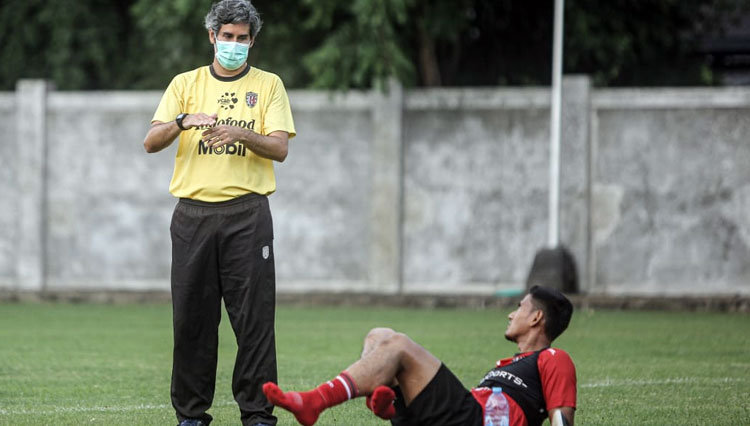 Pelatih Bali United Stefano Cugurra saat memimpin latihan. (Foto: Bali United) 