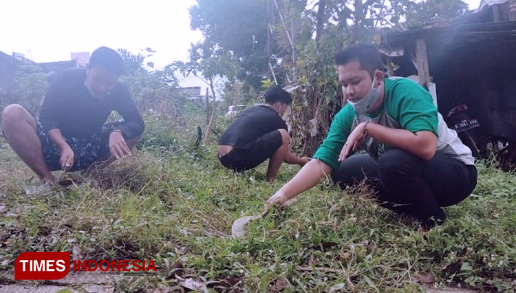 Pemotongan rumput-rumput liar dan pembersihan sampah-sampah yang dilakukan Mahasiswa KSM Kelompok 39 Unisma. (FOTO: AJP TIMES Indonesia)