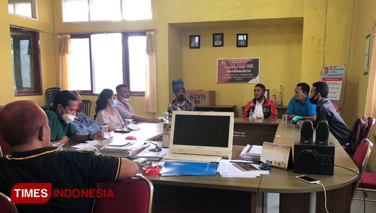 Rapat pengurus DPC HPI Kabupaten Sumba Timur NTT yang difasilitasi oleh Dinas Pariwisata dan Kebudayaan Sumba Timur NTT. (FOTO: Habibudin/TIMES Indonesia)