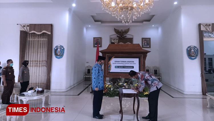 Serah terima jabatan Ipong Muchlissoni kepada Plh Bupati Ponorogo Agus Pramono. (Foto: Marhaban/TIMES Indonesia)