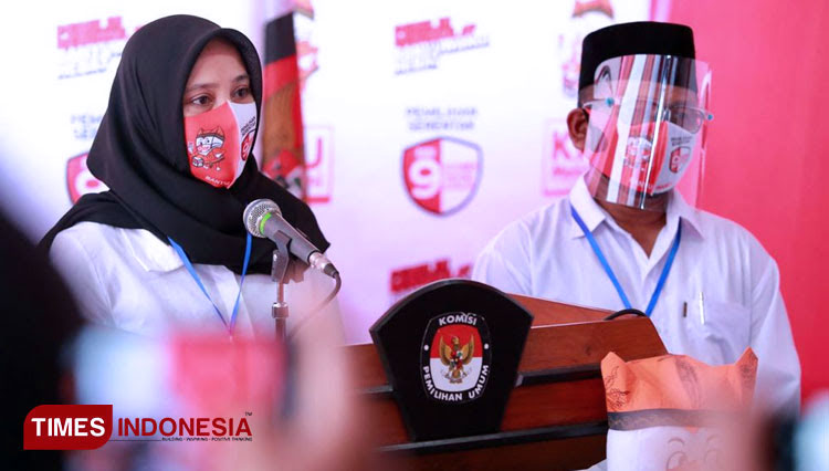 Ipuk Fiestiandani Azwar Anas dan Sugirah. (FOTO: Agung Sedana TIMES Indonesia)