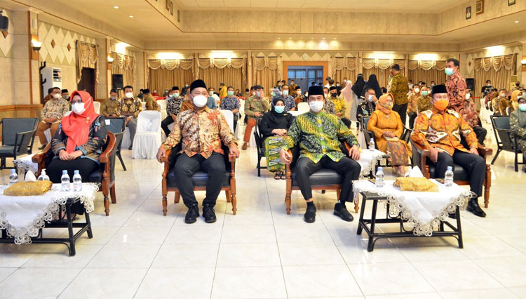 Bupati terpilih Fandi Akhmad Yani (tengah) saat menghadiri serahterimah jabatan (Foto: Humas Pemkab Gresik for TIMES Indonesia).