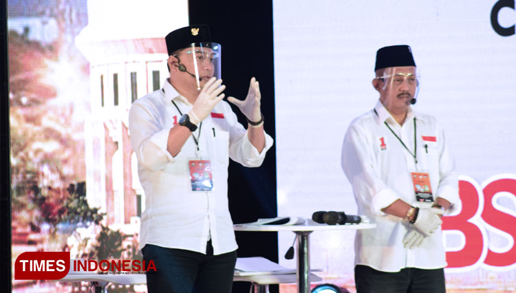 Eri Cahyadi (kiri) dan Armuji dalam debat publik Pilkada Serentak 2020 di Surabaya. (Foto: Ammar Ramzi/TIMES Indonesia)