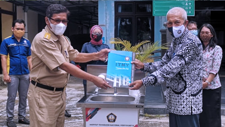 Dosen ITNY menyerahkan wastafel portable kepada kantor kelurahan dan kantor Kapanewon Nanggulan, Kulonprogo. (FOTO: ITNY for TIMES Indonesia)