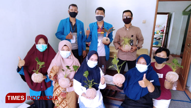 Kelompok 51 KKN-T BN Unipma mengisi kegiatan kreatif di masa pandemi covid-19. (FOTO: Kelompok 51 KKN-T BN Unipma for TIMES Indonesia)