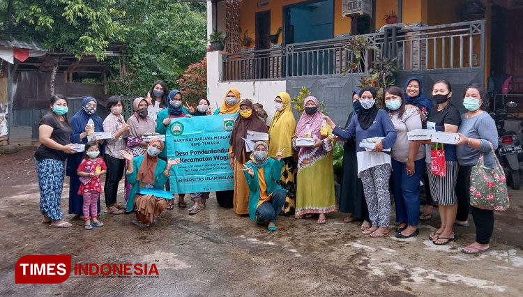 Foto Bersama ibu-ibu Desa Pandanlandung Kecamatan Wagir Kabupaten Malang. (FOTO: AJP TIMES Indonesia)