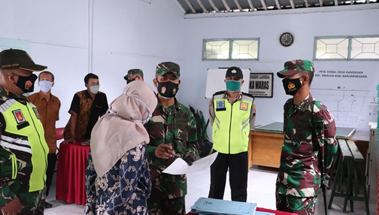 Komandan Kodim 0704/Banjarnegara Jawa Tengah, Letkol Arh Sujeidi Faisal ST MHan di dampingi Pasi Ops kapten inf Rasto patroli posko PPKM Berskala Mikro. (FOTO: Pendim BNA for TIMES Indonesia)