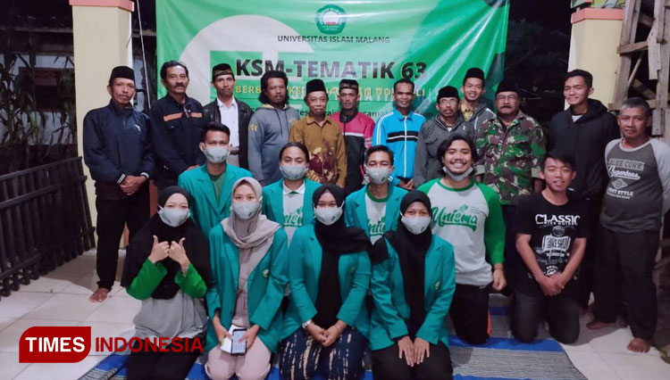 Foto bersama Mahasiswa KSM-TEMATIK kelompok 63 dengan Perangkat Desa Dusun Sumberjo. (FOTO: AJP TIMES Indonesia)