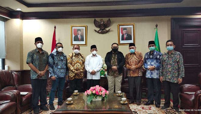 Foto Bersama Menag Yaqut Cholil Qoumas bersama Gubernur Maluku Utara Abdul Ghani Kasuba serta jajaran tamu lainnya. (Foto: Dokumentasi Kemenag)