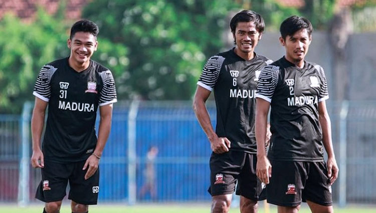 Para pemain Madura United FC saat menjalani latihan bersama di lapangan (foto: Instagram/Madura United)