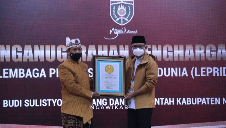 Budi Sulistyono dan Plh Bupati Ngawi M. Shodiq Tri menerima penghargaan dari LEPRID. (Foto: Humas Pemkab Ngawi) 