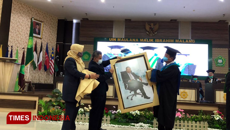Prof Dr H Nur Asnawi M Ag receiving a souvenir from UIN Malang. (Photo: Nadira Rahmasari/TIMES Indonesia)