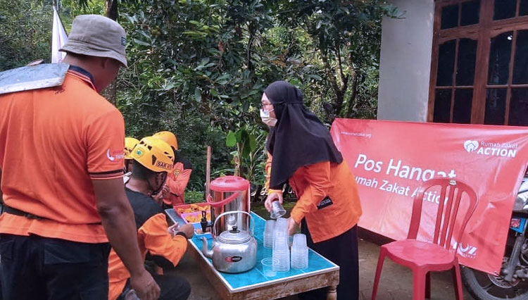 Pos hangat yang didirikan Rumah Zakat untuk petugas dan relawan bencana longsor di Nganjuk. (Foto: RZ for TIMES Indonesia)