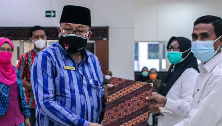 Sekretaris Daerah Provinsi NTB, Lalu Gita Ariadi saat menyerahkan Surat Keputusan pengangkatan 220 orang Pegawai Pemerintah dengan Perjanjian Kerja (PPPK) formasi tahun 2019. (Foto: Dinas Kominfotik NTB for TIMES Indonesia)