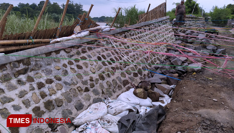Ketua RT saat meninjau lokasi ambruknya tanggul sungai. (Foto: Muhamad Jupri/TIMES Indonesia)