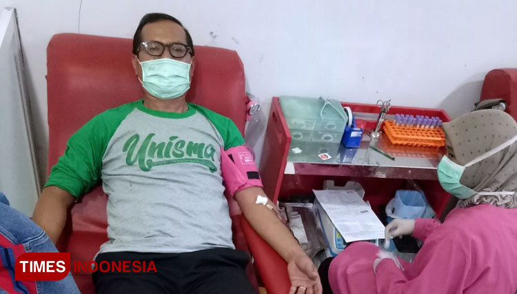 Totok Muji Arianto melakukan donor darah di lingkungan Kantor Bupati Malang di Kepanjen. (FOTO: AJP TIMES Indonesia)