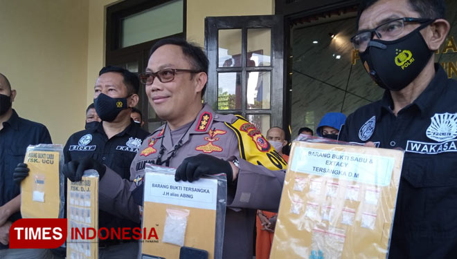 Kapolrestabes Bandung Kombes Pol Ulung Sampurna Jaya, saat ekspos kasus di Mapolrestabes Bandung, Kamis (18/2/21). (FOTO: Iwa/TIMES Indonesia)