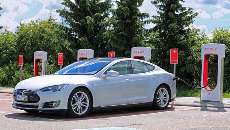 Ilustrasi. Mobil listrik Tesla model S sedang diisi di stasiun tesla supercharger. (Foto: shutterstock)