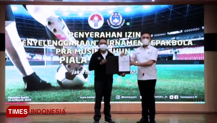 Ketua Umum PSSI, Mohammad Iriawan saat menerima surat izin penyelenggaraan turnamen pramusim dari Menpora RI, Zainuddin Amali di Jakarta (FOTO: Edi Junaidi Ds/TIMES Indonesia)
