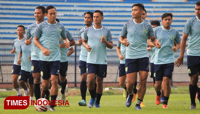 Para pemain Persela Lamongan menjalani latihan, di Stadion Surajaya Lamongan. (FOTO: MFA Rohmatillah/ TIMES Indonesia)