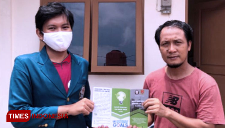Mahasiswa KKN Undip, Reza Putra memperkenalkan konsep Green Construction dan Green Building pada warga di Tembalang, Semarang, Jumat (19/2/2021). (FOTO: AJP TIMES Indonesia)