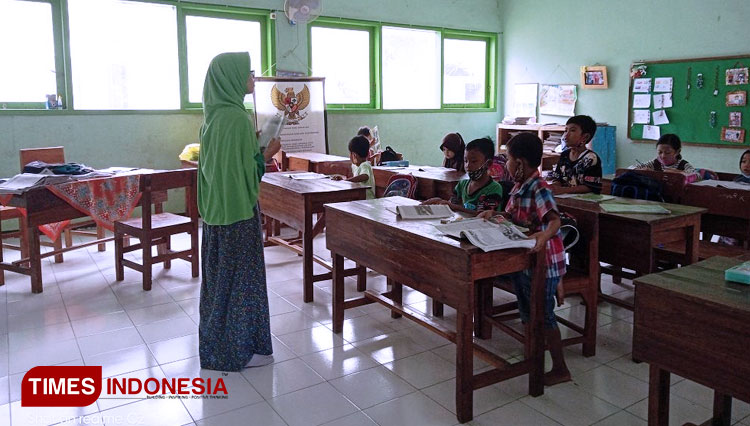 Kegiatan belajar mengajar di SDN Sebaung 3 dilakukan oleh Mahasiswa KSM Kelompok 25 Unisma. (FOTO: AJP TIMES Indonesia)