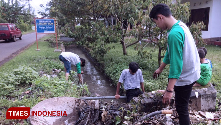 Pembersihan sampah di lingkungan sekitar Mushalla Nurul Huda Desa Sukonolo. (FOTO: AJP TIMES Indonesia)
