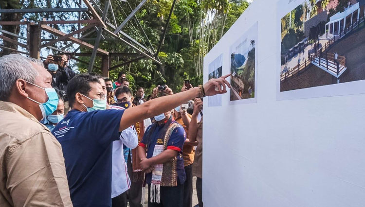 Menparekraf Sandiaga Uno saat mengunjungi Danau Toba, Jumat (19/2/2021) untuk meninjau pengerjaan renovasi spot Adian Nalambok. (foto: Kemenparekraf RI)
