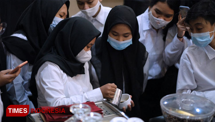 The students of SMKN 6 Yogyakarta senior high attending the industrial class holds by Horison Ultima Riss Malioboro Yogyakarta. (PHOTO: Tere for TIMES Indonesia)