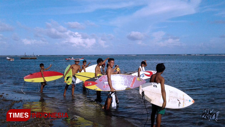 Local surfers prepared themselves for Toguruga Surf Competition of Morotai. (PHOTO: Asyura for TIMES Indonesia)