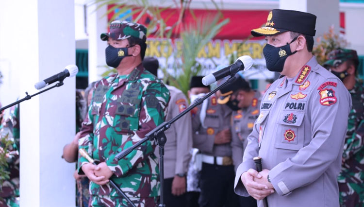 Panglima TNI Marsekal Hadi Tjahjanto dan Kapolri Jenderal Polisi Listyo Sigit Prabowo saat memberikan keterangan pers. (Foto: Dokumentasi Humas Polri)