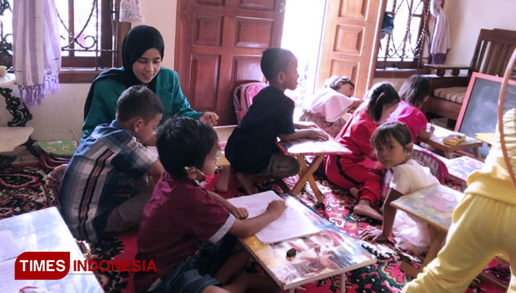 Kegiatan penerapan pembelajaran dirumah dan  sosialiasi pentingnya 3M kepada anak-anak di Desa Wringinputih. (FOTO: AJP TIMES Indonesia)