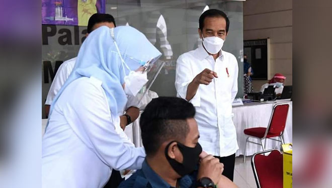 Presiden RI Jokowi saat meninjau vaksinasi Covid-19 di Pasar Tanah Abang, Jakarta, Rabu (17/2/2021). (FOTO: Setneg RI)
