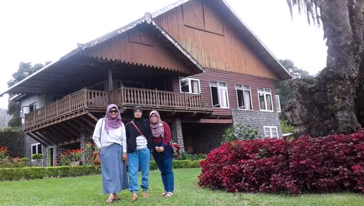 Bangunan peninggalan Belanda yang dikenal dengan Guest House. Bangunan di Desa Jampit tersebut memang sangat indah. Dimana halaman depan bangunan terdapat taman yang ditumbuhi beragam tumbuhan. (FOTO: Dar for TIMES Indonesia)