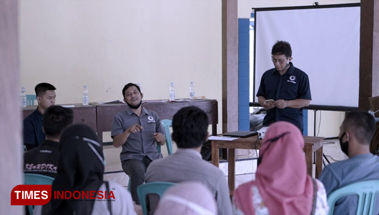 Instruktur dari IW Learning Center Madiun memberikan pelatihan digital marketing kepada para pelajar dan masyarakat umum. (FOTO: Dok IW Corp for TIMES Indonesia)