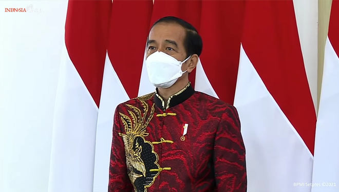 Presiden Jokowi mengenakan pakaian changshan berwarna merah saat mengikuti Perayaan Imlek Nasional 2021. (Foto: Tangkapan layar youtube sekretariat presiden)