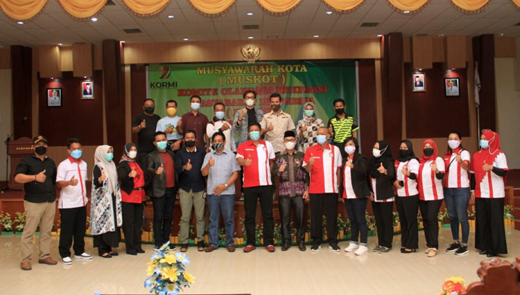 Berfoto bersama Wakil Walikota Bontang sekaligus Walikota Bontang terpilih, Basri Rase disela pelaksanaan Muskot KORMI Bontang (Foto: Nur Aini For TIMES Indonesia)