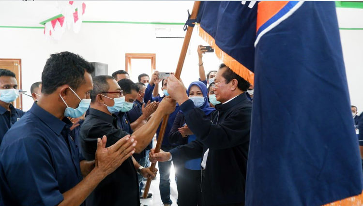 Foto A: Ketua DPW NasDem Malut Achmad Hatari menyerahkan bendera partai ke Ketua terpilih DPD NasDem Halteng.(foto: Dok NasDem)Foto B: Swafoto DPW dan DPD NasDem usai acara pelantikan (Foto: Dok NasDem)