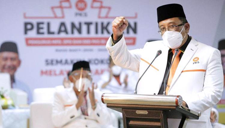 Ketua DPW PKS Jabar Haru Suandharu melantik secara serentak sekitar 2.500 pengurus PKS tingkat Kota dan Kabupaten se-Jawa Barat, di Sekretariat DPW PKS Jabar, Kota Bandung, Sabtu (20/2/21). (FOTO: PKS for TIMES Indonesia)